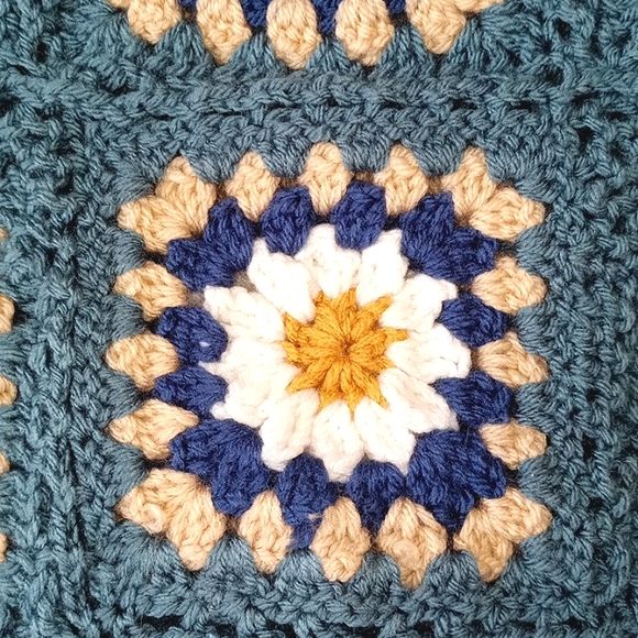 NEW Crochet Granny Squares Daisies Chunky Handknitted Sweater Size M Blue Cream - Picture 6 of 14